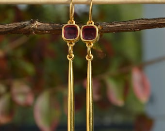 Hangoorbellen goudstaaf: roze kristallen verbindingsstuk, moderne minimalistische sieraden