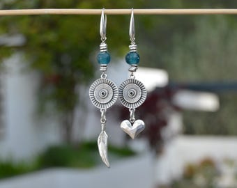 Asymmetrische oorbellen met veren en hart: verzilverde boho-hanger