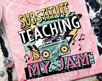 Può includere: Maglietta rosa con un design retrò che dice "Substitute Teaching is My Jam" con un'immagine di un boombox e note musicali.