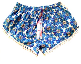 Short bleu ciel à pompons et imprimé floral rétro