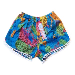 Hellblaue Karte der Welt Print Pom Pom Shorts
