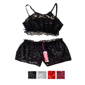 Pode incluir: Conjunto de lingerie de renda preta com um top camisola com alças finas e bainha com vieiras, combinado com calções a condizer. O conjunto inclui uma etiqueta com texto. Amostras de tecido adicionais em preto, branco, vermelho e bordô são mostradas.