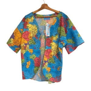 Helle Karte der Welt Print Kimono mit Pom Pom Saum