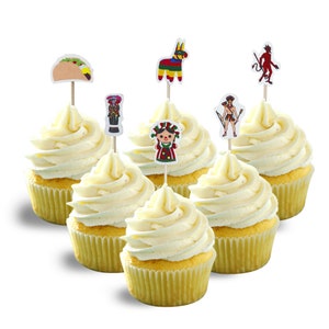 Może przedstawiać: Sześć waniliowych muffinek z białym kremem, ozdobionych kolorowymi topperami w meksykańskim stylu. Toppery przedstawiają taco, pinjatę, diabła, lalkę i mężczyznę z włócznią.