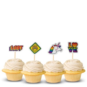 Könnte beinhalten: Vier Cupcakes, die mit Regenbogen-Toppern verziert sind. Die Topper sagen "LGBT", "Gleichberechtigung", "Liebe" und zeigen ein Regenbogen-Einhorn.