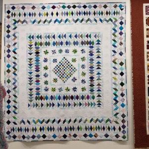 Cassetti blu sopra il letto in patchwork a mano e macchina trapuntatura longarm