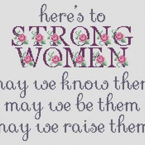Könnte beinhalten: Kreuzstichmuster mit dem Text "here's to STRONG WOMEN may we know them may we be them may we raise them" mit rosa Rosen um die Wörter "STRONG" und "WOMEN".