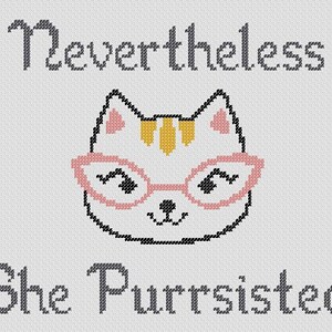 Op de afbeelding: Een witte kat met roze bril en een gele streep op zijn kop. De tekst "Nevertheless she purrsisted" staat in zwart onder de kat.
