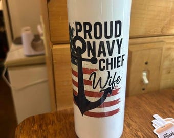 Orgogliosa moglie del capo della Marina