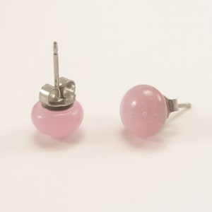 Orecchini a perno in alabastro rosa in vétro di Murano, orecchini in vétro fuso, acciaio chirurgico, orecchini a punti, Made in Italy