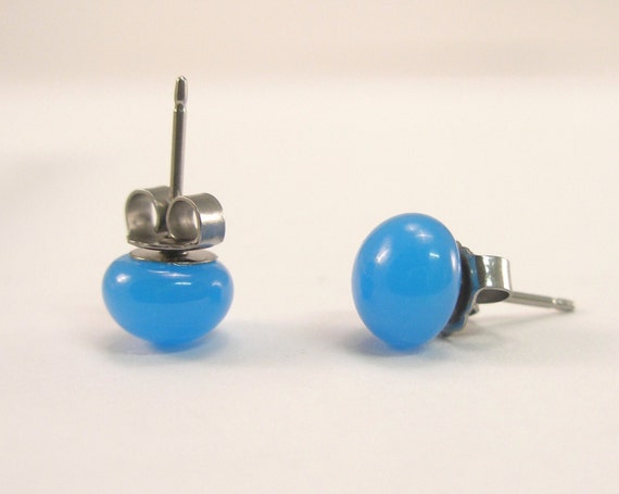 Orecchini a perno con cuore in opale blu da 10 mm