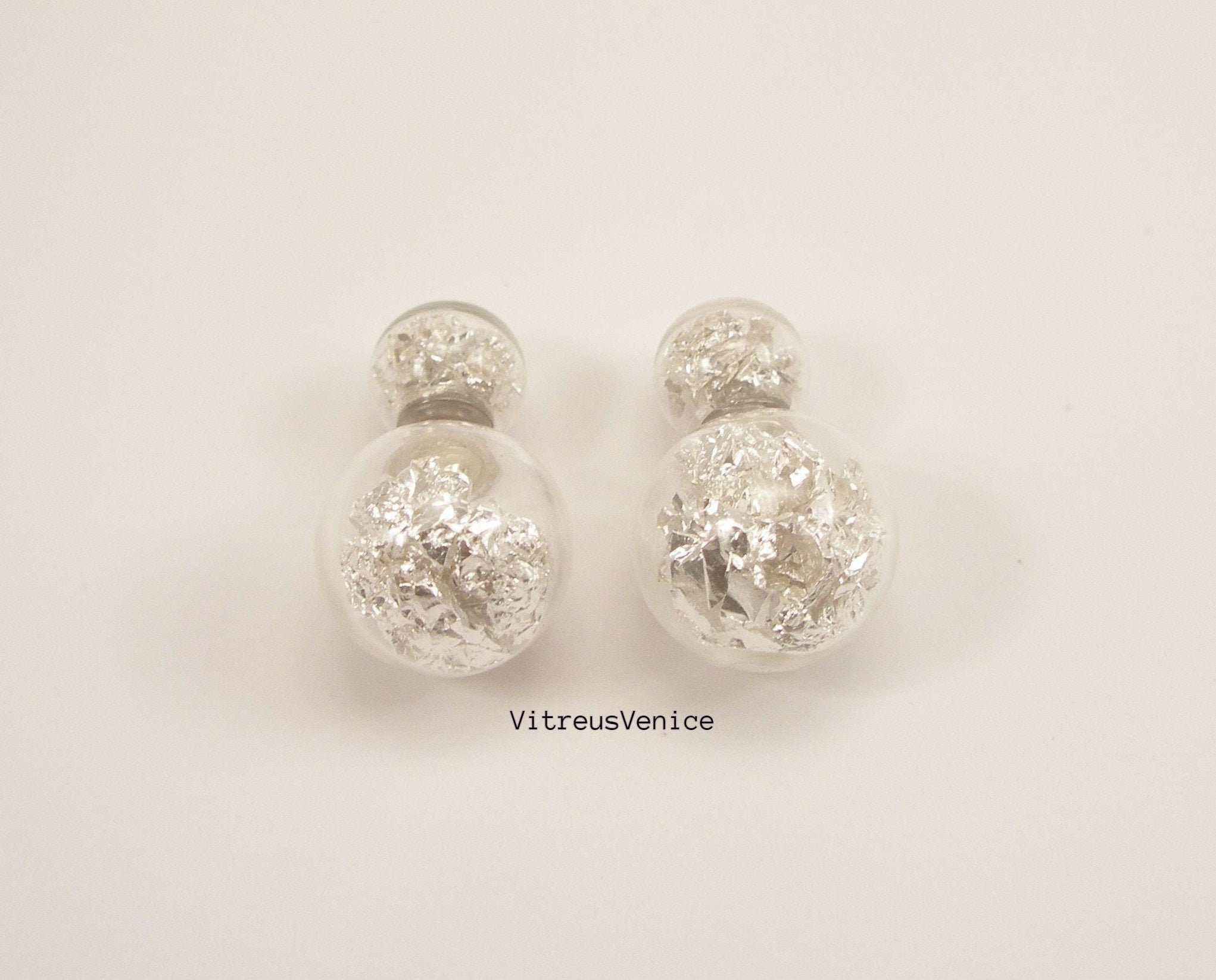 Orecchini a perno con sfera di cristallo con strass