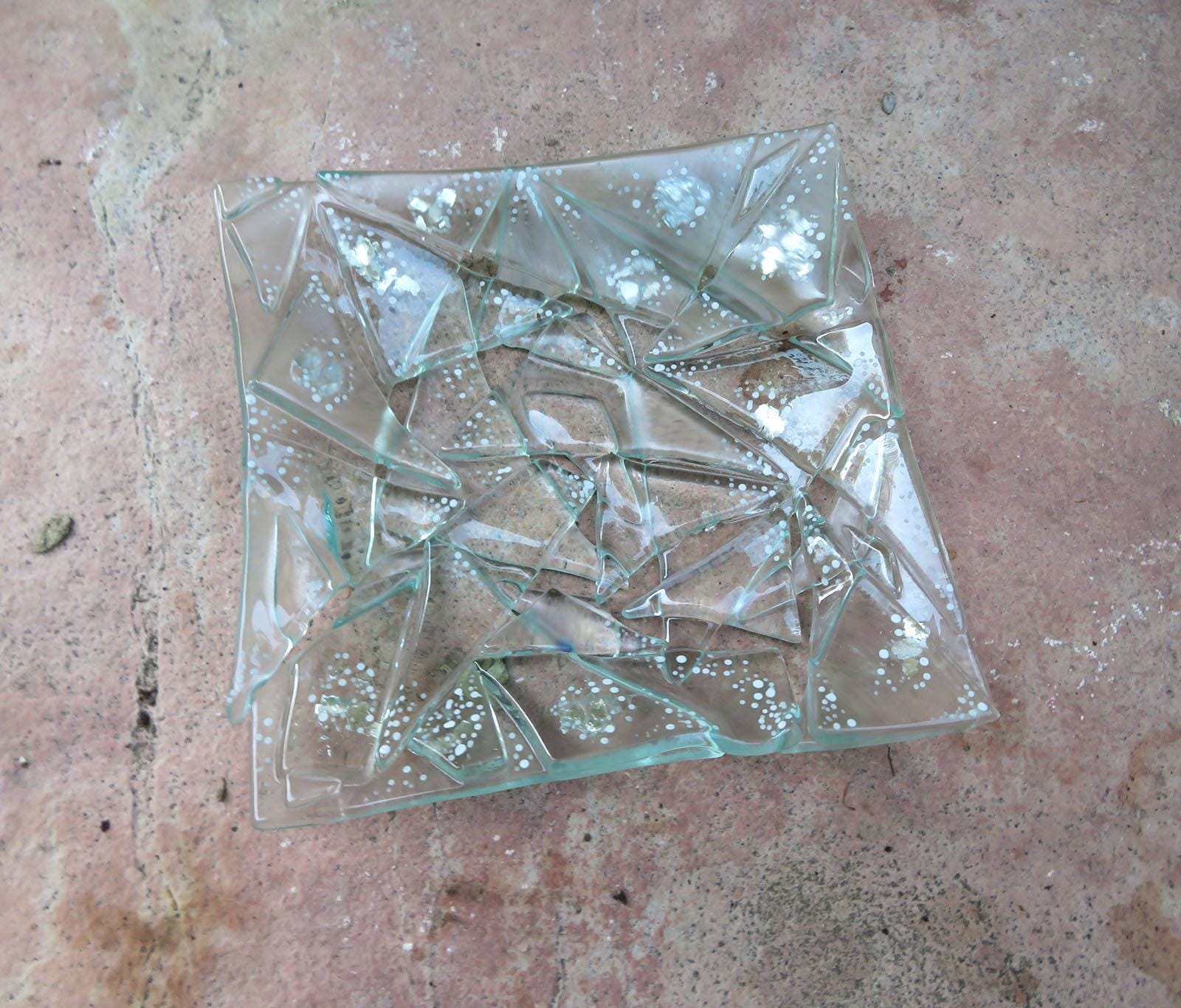 Plaque transparente avec inclusions de flocons de mica argentés