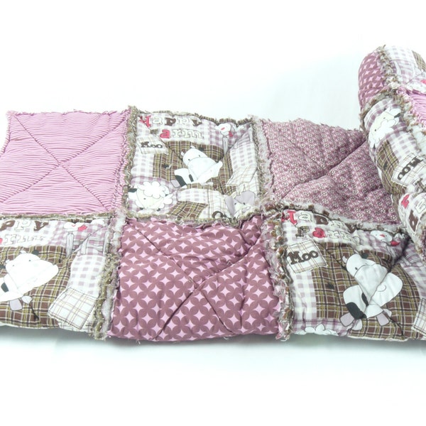 Baby rag quilt in pink, purple and brown. Babyblanket handmade from a farm animal fabric. Patchwork blanket with a cow, pig and sheep.