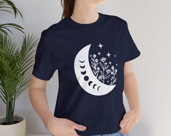 Dark Floral Crescent Moon T-Shirt, Mond-Shirt, himmlisches T-Shirt, Mondphasen Top, Boho Grafik T-Shirt, Naturliebhaber Geschenk