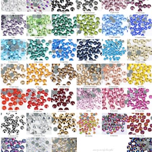 Può includere: Assortimento di 40 colori diversi di strass, ogni colore è visualizzato in un quadrato separato. Gli strass sono disposti in una griglia. Ogni quadrato ha un numero e un nome per il colore degli strass.