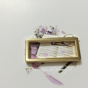 以下が含まれることがあります： 長方形の金色の金属フレーム。フレームは空で、滑らかで磨かれた仕上げになっています。