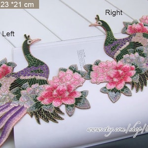 Könnte beinhalten: Zwei gestickte Pfauen-Applikationen mit rosa Blumen. Jede Applikation misst 23 x 21 Zentimeter.
