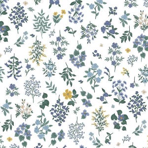 Puede incluir: Un patrón de tela blanca que presenta una ilustración botánica repetitiva de varias flores pequeñas y hojas en tonos azul bígaro, azul claro, verde oscuro y amarillo. El diseño consiste en ramitas y tallos florales dispersos.