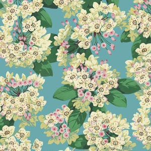 Könnte beinhalten: Ein sich wiederholendes Muster aus cremefarbenen Blüten mit rosa Akzenten und grünen Blättern auf türkisblauem Hintergrund. Das florale Design ist dicht und bedeckt die gesamte Oberfläche, wodurch ein lebendiges Textilmuster entsteht.