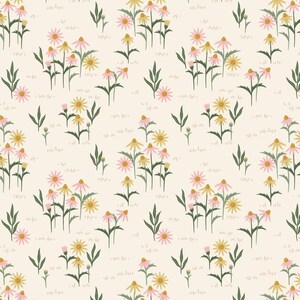 Könnte beinhalten: Ein sich wiederholendes Muster auf hellcremefarbenem Hintergrund mit stilisierten Illustrationen von rosa und gelben Sonnenhüten mit dunkelgrünen Stielen und Blättern, durchsetzt mit kleinen grünen grasartigen Markierungen.