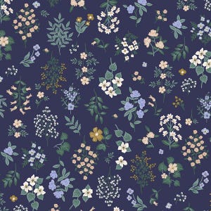 Könnte beinhalten: Ein dunkelblauer Stoff mit einem sich wiederholenden botanischen Muster aus kleinen Blumen und Blättern in Weiß, Hellblau, Blassrosa und gedecktem Grün. Das Design umfasst verschiedene Blumensträuße, Zweige und Blattelemente.