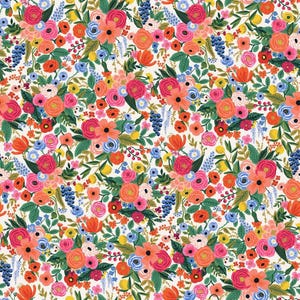Può includere: Un motivo superficial ripetitivo caratterizzato da una fitta disposizione di fiori colorati, tra cui boccioli rosa, arancioni, rossi e blu, intervallati da foglie verdi, piccoli germogli gialli e grappoli di bacche blu scuro su sfondo crema.