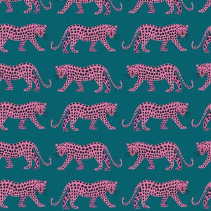 Könnte beinhalten: Ein sich wiederholendes Muster mit stilisierten rosa Leoparden mit dunkelvioletten Flecken, die in horizontalen Reihen auf einem einfarbigen, dunkel-petrolfarbenen Hintergrund angeordnet sind. Jeder Leopard ist im Profil dargestellt.