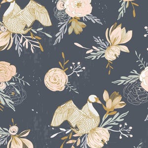 Könnte beinhalten: Ein dunkelgraues Stoffmuster mit wiederkehrenden Illustrationen weißer Schwäne mit goldfarbenen Liniendetails, durchsetzt mit Gruppen aus blassrosa Rosen, sanften beigen Blüten und gedämpftem grünem Blattwerk auf einem texturierten anthrazitfarbenen Hintergrund.