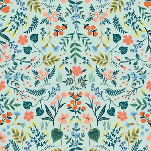 Può includere: Un motivo ripetitivo su sfondo verde menta chiaro che presenta una varietà di elementi botanici, tra cui fiori rosa, arancioni e blu, foglie verde scuro, steli sottili e piccoli accenti gialli disposti in un disegno floreale simmetrico.