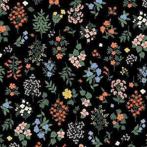 Könnte beinhalten: Ein schwarzes Stoffmuster mit einem sich wiederholenden botanischen Druck aus verschiedenen kleinen Blumen und grünen Blättern. Das florale Design umfasst Ansammlungen von orangefarbenen, hellblauen, gelben, rosa und weißen Blüten.