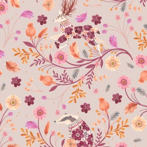 Può includere: Un motivo ripetitivo su sfondo beige chiaro raffigurante un cervo che salta e un tasso, entrambi decorati con motivi floreali viola scuro. Il design include vari fiori, foglie e steli di colore rosa, arancione e rosso scuro ovunque.