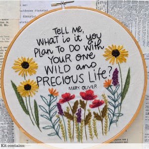 以下が含まれることがあります： 「WILD & PRECIOUS」と「hand embroidery kit」の文字が入った手刺繍キット。 キットにはパターン、糸、生地、説明書が含まれています。 デザインは刺繍された花と「Tell me, WHAT is it you Plan To Do with YOUR ONE WILD and PRECIOUS Life?」の引用が特徴です。
