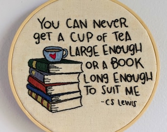 Könnte beinhalten: Handstick-Set mit einem Zitat von C.S. Lewis: "Man kann nie eine Tasse Tee groß genug oder ein Buch lang genug haben, um mich zufrieden zu stellen." Das Design zeigt einen Stapel Bücher und eine Teetasse. Das Set passt in einen 15,24 cm Stickrahmen.