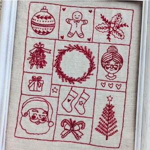 Può includere: Un motivo di ricamo incorniciato con un design a punto croce rosso che rappresenta icone natalizie. Il design include un albero di Natale, Babbo Natale, un omino di pan di zenzero, una ghirlanda, una calza, bastoncini di zucchero, un regalo e un ramo di agrifoglio.