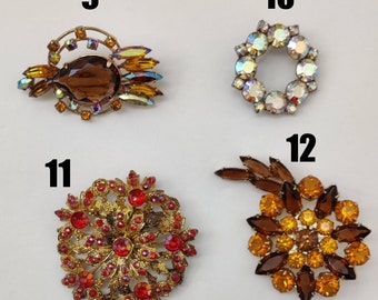Sold at Auction: 8 LADIES VINTAGE COSTUME PINS/BROOCHES
