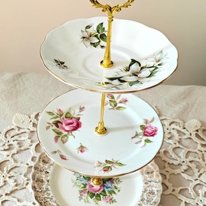 Rosa Rose Trillium 3-Tier-Kuchenteller, gestuftes Tablett mit goldenem Rollen, Herbstdekorständer, Vintage, Teeparty-Dusche, Erbstück