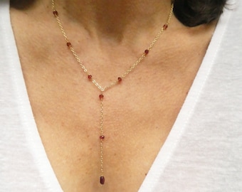 Collana lariat con pietre preziose di granato d'oro, collana a Y di granato delicato, collana di pietre preziose, collana delicata, regalo di pietra portafortuna di gennaio