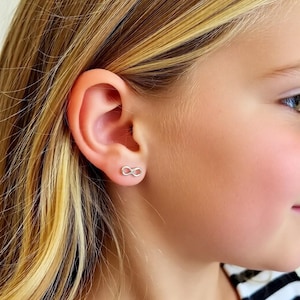 Pendientes pequeños de plata con el símbolo del infinito, joyería para niñas.