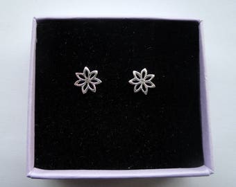 Pendientes de lirio de plata de ley: delicadas joyas florales