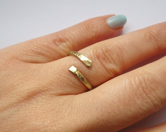 Bague en laiton massif, Bague en laiton, Bague martelée, Bague minimaliste, Bague de doigt, Bague de pouce, Bague martelée en laiton, Bague enveloppée de fil métallique, Cadeau pour elle