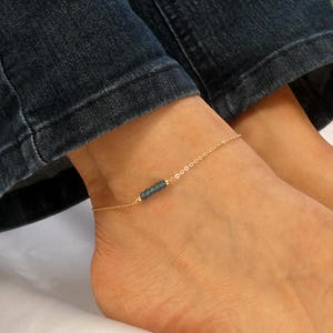 Tobillera de oro con topacio azul: piedra natal de noviembre