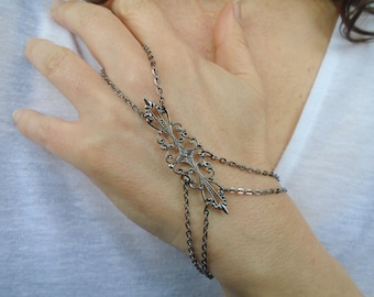 Bracciale a catena da mano color canna di fucile: anello gotico con imbracatura