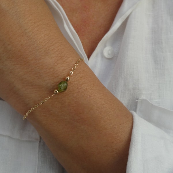 Peridot bracelet, Gold peridot gemstone bracelet, Green stone bracelet, August birthstone gift, Stacking bracelet, Delicate peridot bracelet