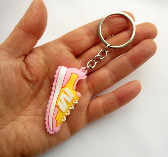 カラフルなランニングシューズキーホルダー：イニシャルチャーム
