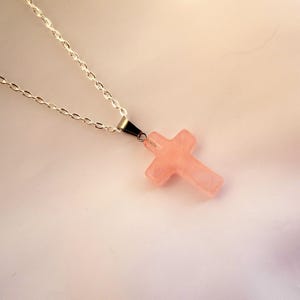 Naszyjnik z krzyżem z różowego kwarcu, Naszyjnik z różowym kamieniem, Naszyjnik Wiara, Biżuteria religijna, Długi srebrny naszyjnik z krzyżem