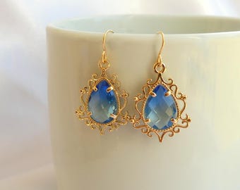 Druppeloorbellen met blauwe kristallen: sierlijke gouden vintage stijl