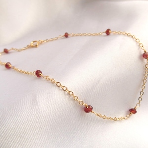 Tobillera de oro con granate: delicada pulsera de tobillo con piedra natal de enero