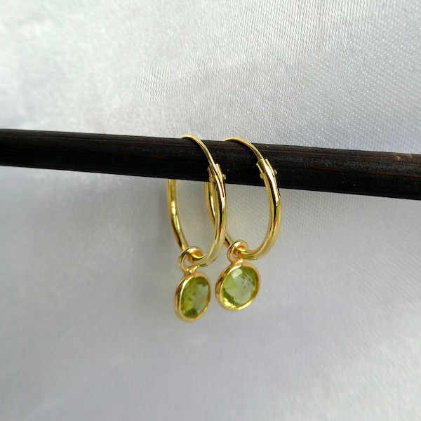 Boucles d'oreilles péridot en or, créoles péridot Dainty, boucles d'oreilles péridot à facettes rondes, cadeau pierre de naissance août, cadeau d'anniversaire, cadeau pour elle