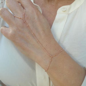 Pulsera esclava con cuentas de satélite en oro rosa y cadena de mano